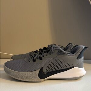 Nike Men's Black and Gray Athletic Shoes